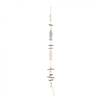 Decoração pendente de madeira com peixes azul e branco e elementos rústicos