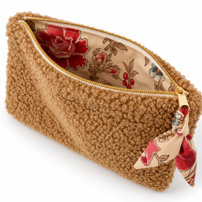 Bolsa bege texturizada com fecho dourado e interior floral