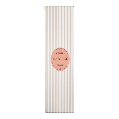 Embalação de perfume ambiente Marquise com riscas verticais e etiqueta cor-de-rosa.