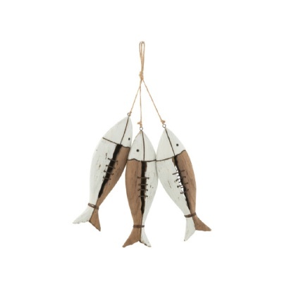 Decoração pendente com três peixes de madeira pintados em branco e marrom