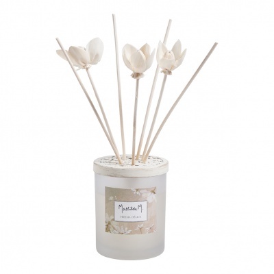 Difusor de aromas com varas e flores decorativas em frasco de vidro fosco branco