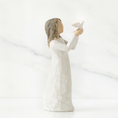 Figura decorativa de mulher com vestido branco segurando pássaro branco