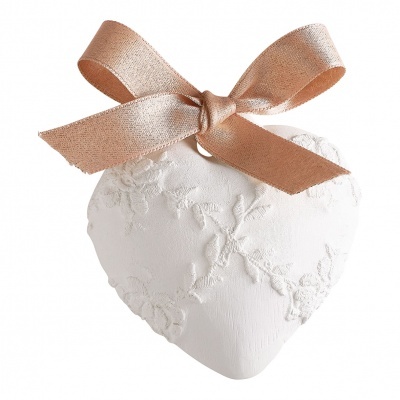 Coração decorativo branco com fita de cetim dourada