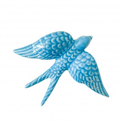 Escultura de pássaro em cerâmica azul com penas em relevo