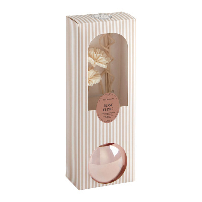 Pormenor do difusor Rose Élixir Jardin de Fantaisies com varetas de rotim e flores