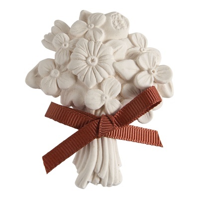 Buquê de flores decorativas brancas com fita de cetim castanha