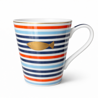 Caneca branca com riscas azuis, vermelhas e um peixe dourado