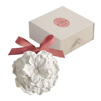Caixa riscada bege e branca com flor branca de relevo e fita rosa
