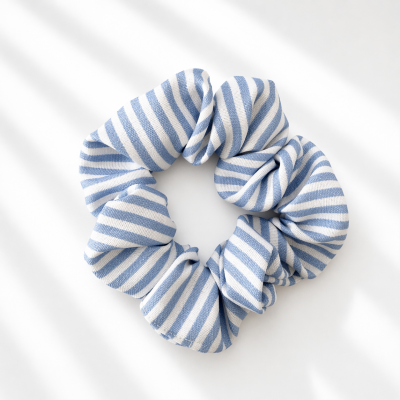Elástico de cabelo scrunchie listrado azul claro e branco