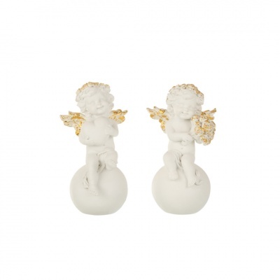 Estatuetas de anjos em resina branca com detalhes dourados sentados em esferas brancas.
