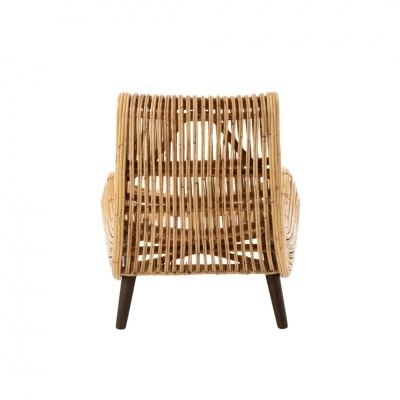 Cadeira de vime natural com estrutura em madeira escura vista de trás