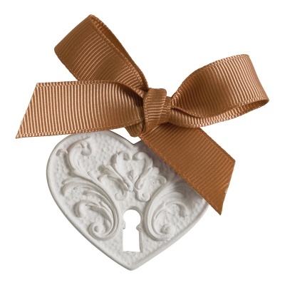 Coração decorativo branco com laço castanho