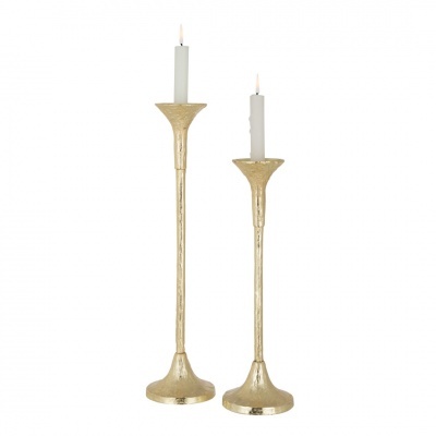 Dois castiçais dourados com velas brancas acesas