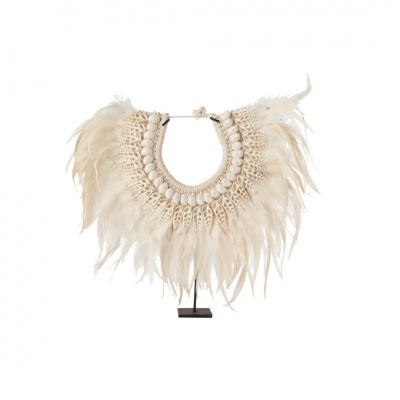 Colar tribal decorativo de fibras naturais com penas brancas numa base preta