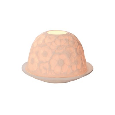 Suporte decorativo de porcelana branca com padrão de flores e vela de chá acesa