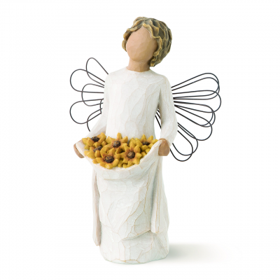 Escultura decorativa de anjo com vestido branco e asas de arame segurando flores amarelas.