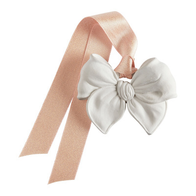 Laço decorativo branco em cerâmica com fita de cetim rosa
