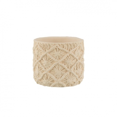 Pufe redondo bege claro com textura macramé em padrão geométrico e folhas