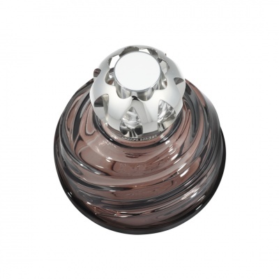 Frasco de vidro castanho com tampa metálica prateada