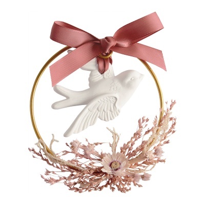 Adorno com pássaro branco, fita rosa e flores secas num anel dourado