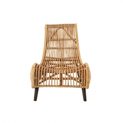 Cadeira em vime natural com pernas de madeira escura sobre fundo branco