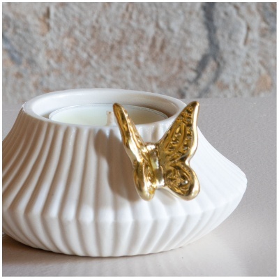 Vela branca em suporte cerâmico branco fosco com borboleta dourada