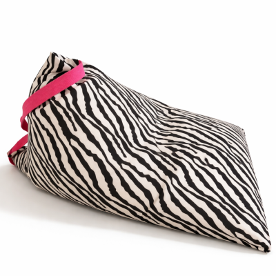 Saco de tecido riscas preto e branco com alça rosa em fundo branco