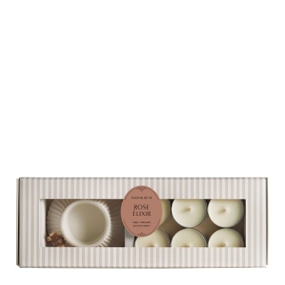 Caixa branca com riscas cinzentas contendo sete velas brancas e etiqueta rosa