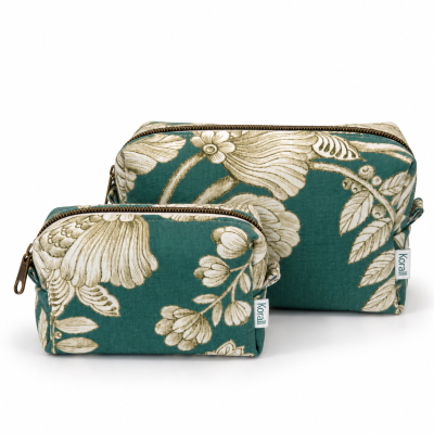 Duas bolsas de tecido verde-azulado com padrão floral bege e fecho metálico