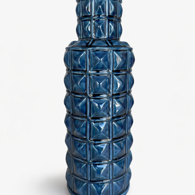 Jarro decorativo em cerâmica azul com padrão geométrico em relevo