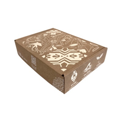 Caixa de cartão castanha com padrões brancos e código QR