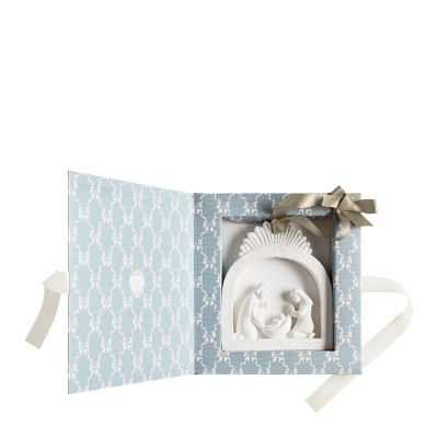 Conjunto decorativo natalício com figura da natividade em relevo em caixa azul com padrão branco e fita dourada