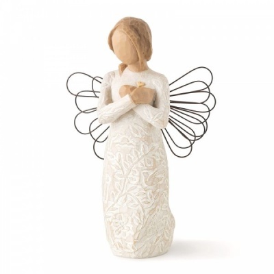 Estátua decorativa de anjo em resina com vestido branco e asas de arame pretas.