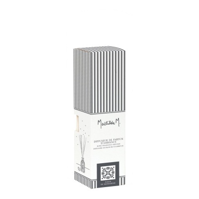 Embalagem de difusor de perfume Matilde M. com padrão listrado e texto FLEUR DE MANDARINE