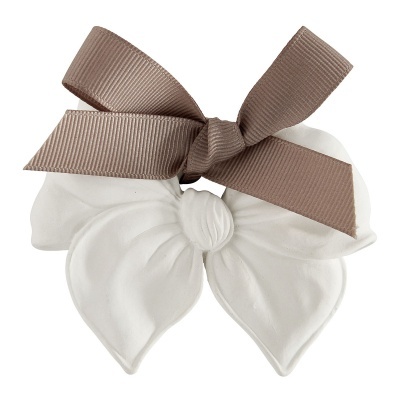 Laço branco com fita castanha