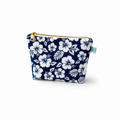 Bolsa pequena azul com padrão branco de flores e fecho dourado