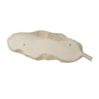 Prateleira em forma de folha em madeira clara com bordas castanhas e dois ganchos metálicos