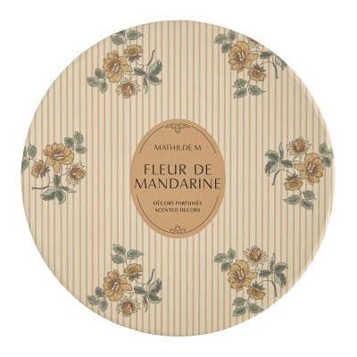 Caixa redonda decorativa de metal com padrão floral e etiqueta central