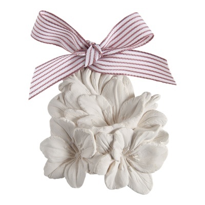 Decoração branca de flores com fita às riscas vermelhas.