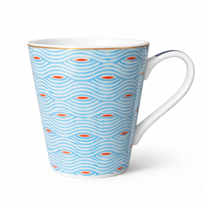 Caneca branca com padrão azul ondulado e detalhes vermelhos