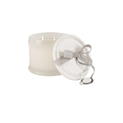Vela branca em jarra de vidro com tampa decorativa e fita cinzenta
