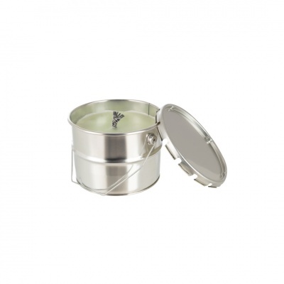 Vela perfumada em recipiente metálico prateado com tampa ao lado