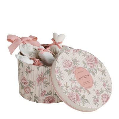 Conjunto decorativo floral em caixa redonda com peças de tecido branco e rosa