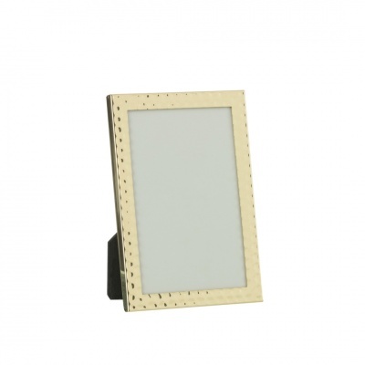 Moldura fotográfica dourada com textura e suporte preto