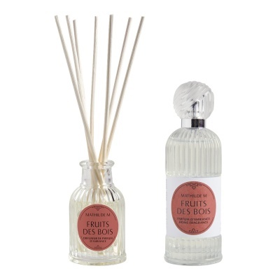 Conjunto de ambientador com varas e frasco em vidro com etiquetas vermelhas.