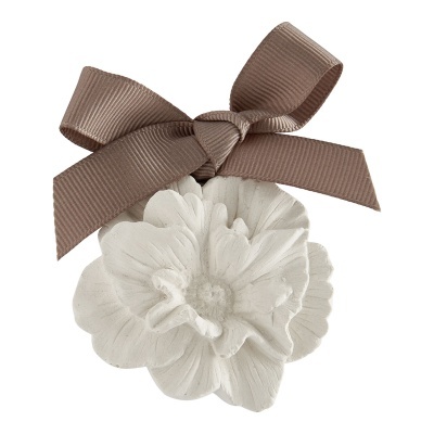 Adorno decorativo branco em forma de flor com laço castanho