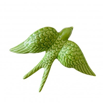 Pássaro decorativo verde em cerâmica com texturas e padrão de escamas