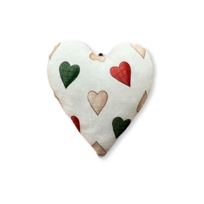 Almofada em forma de coração com corações verdes, vermelhos e beges