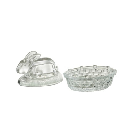 Forma de pudim com tampa em vidro com coelho e recipiente tipo cesta oval em vidro transparente