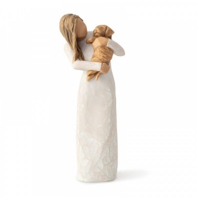 Figura decorativa mulher vestido branco segurando cachorro castanho